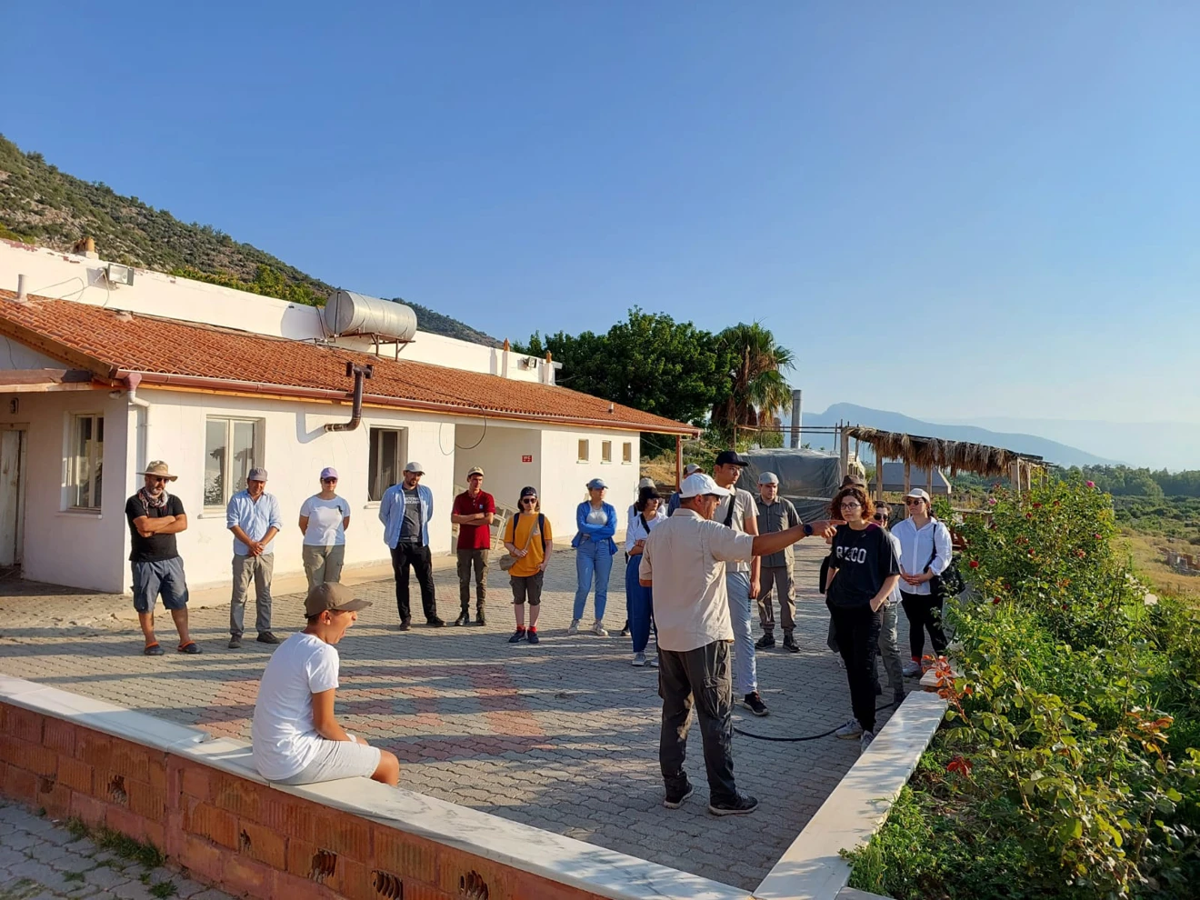 Anemurium Antik Kenti 2023 yılı çalışmaları bilim heyeti üyeleri; arkeoloji, sanat tarihi ve restorasyon - konservasyon bölümü öğrencileriyle birlikte, bir çok alanda titizlikle yürütülmektedir.